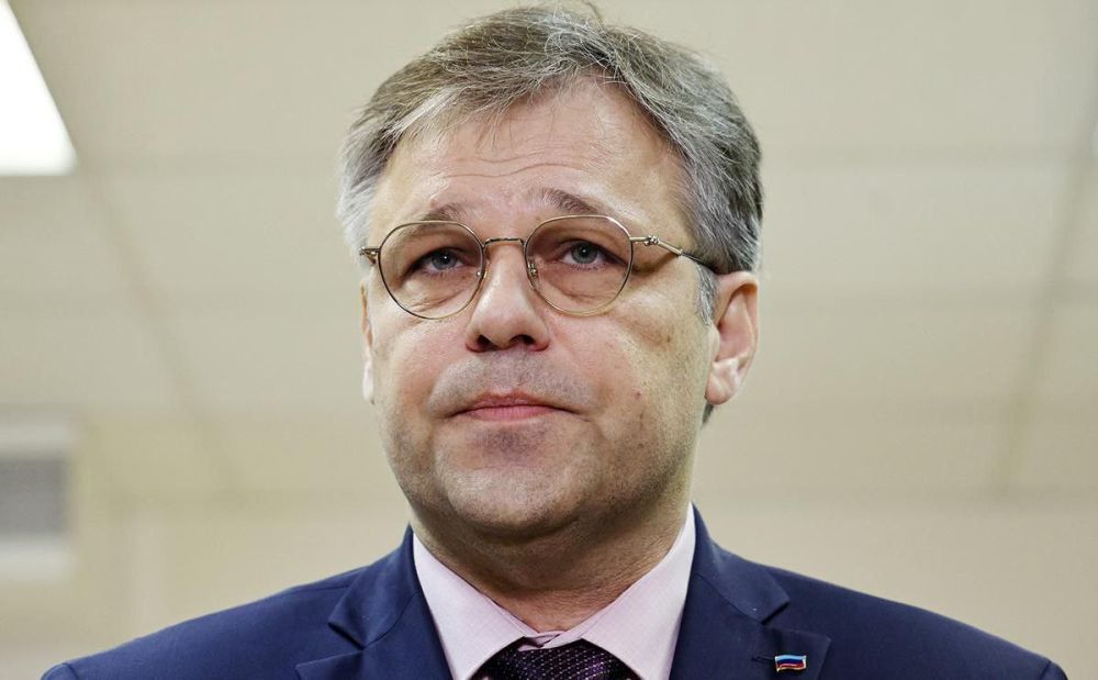 Чрезвычайный и Полномочный Посол Луганской Народной Республики в Российской Федерации Родион Мирошник освобожден от занимаемой должности в связи с принятием Луганской Народной Республики в состав Российской Федерации