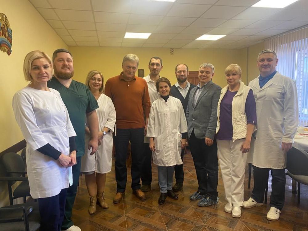 8 ноября Луганскую республиканскую клиническую больницу посетил заместитель руководителя Администрации Президента Российской Федерации - пресс-секретарь Президента Дмитрий Песков, сообщили в Минздраве ЛНР