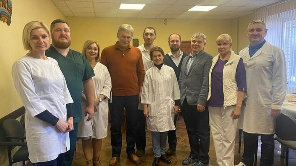 В Луганске пресс-секретарь Президента РФ Дмитрий Песков Песков наградил медалями главврача ЛРКБ и его заместителя
