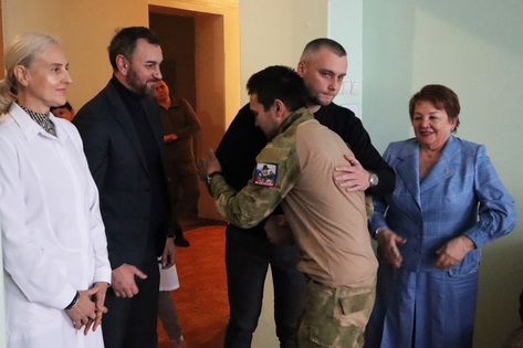 "Единая Россия" передала помощь находящимся на лечении в Луганске защитникам Донбасса