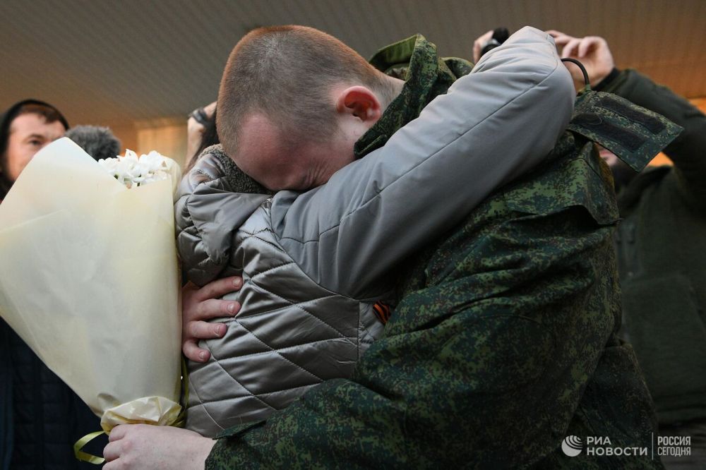 Группа бойцов ЛНР вернулась в Луганск после освобождения из плена