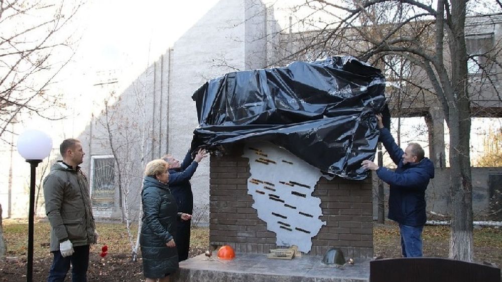 В Луганске установили памятник строителям, погибшим при защите Донбасса