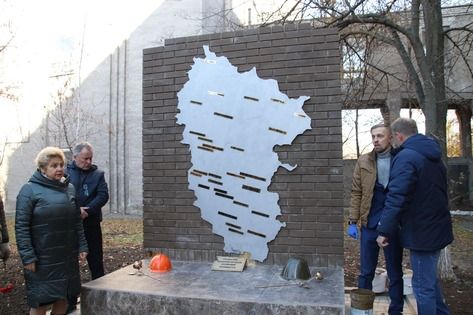 Памятник погибшим при защите Донбасса строителям открылся в Луганске