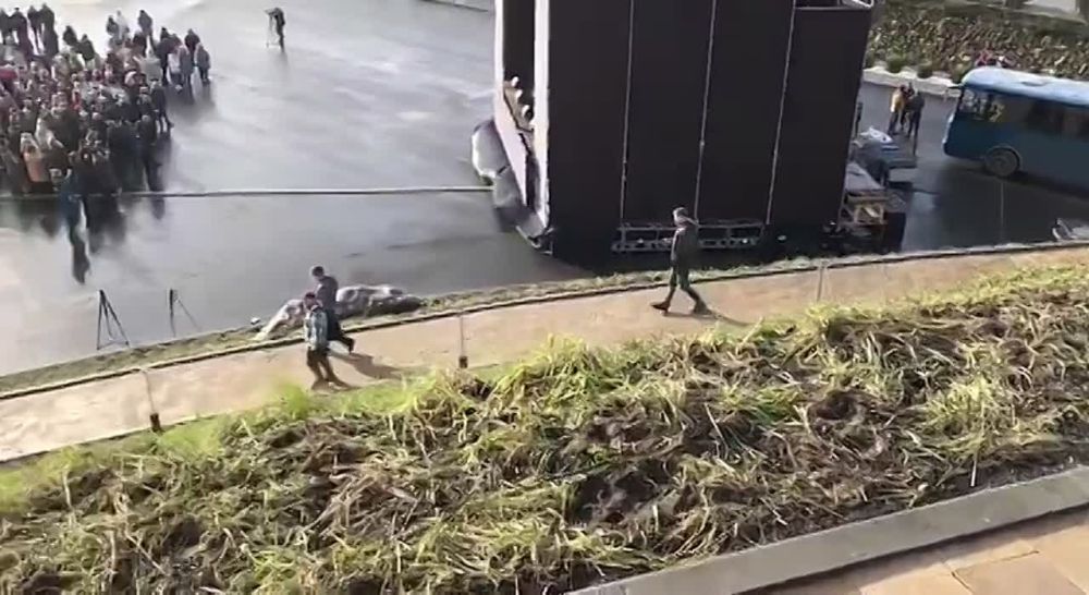 В Станице Луганской на противоположном от столицы ЛНР берегу Северского Донца открыли восстановленный мемориал "Князь Игорь", пострадавший от украинских снарядов в ходе боев