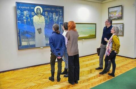 Союз художников ЛНР в честь 65-летия открыл в Луганске выставку "Художники Донбасса"