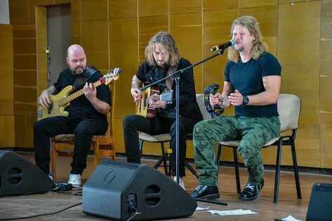 Звезды российской эстрады выступили в ЛРКБ для раненых военнослужащих