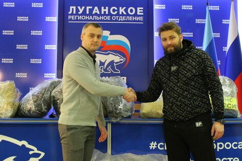 Карельское отделение "Единой России" передало сотрудникам МЧС ЛНР защитную одежду