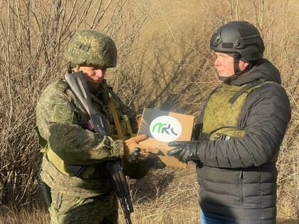 Гражданские связисты передали защитникам ЛНР средства связи и комплектующие к ним