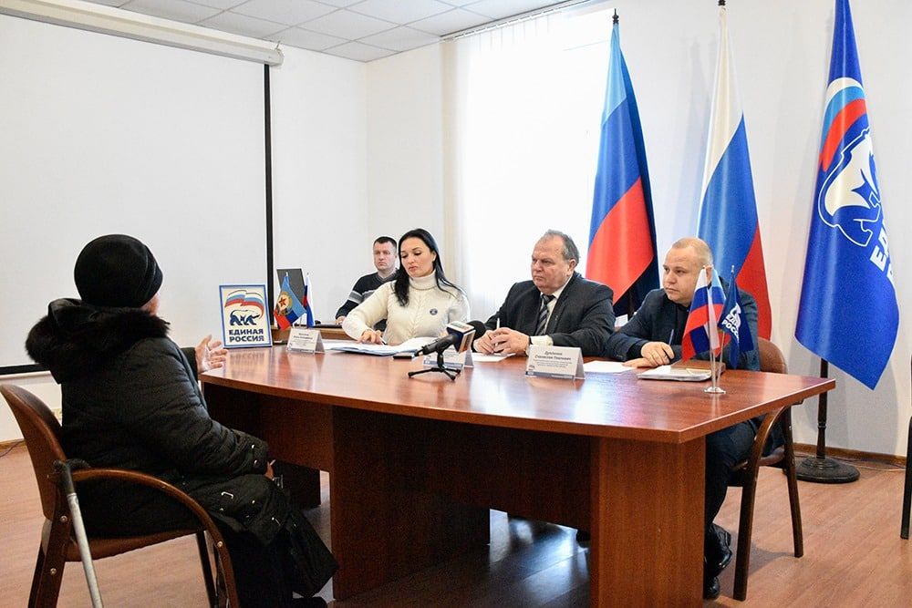 Первый заместитель Министра строительства и жилищно-коммунального хозяйства ЛНР Станислав Дупленко провел прием граждан в региональной общественной приемной председателя партии «Единая Россия» Дмитрия Медведева, расположенной в Луганске