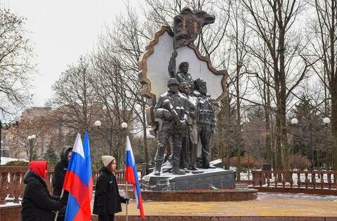 Власти и общественники в День Героев Отечества провели в столице ЛНР митинг-реквием