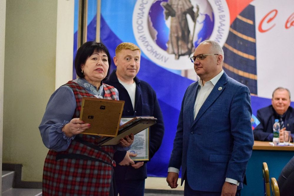В Общественной палате ЛНР по итогам года наградили активистов