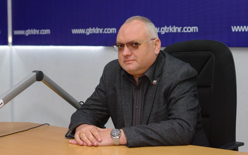 Директор Луганского учебно-воспитательного объединения «Восток», председатель комиссии по вопросам развития культуры...