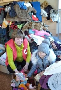 Луганский "Красный Крест" пополняет банк одежды для переселенцев и нуждающихся
