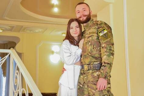 Переехавшая в РФ латвийка и воин-доброволец из Петербурга заключили брак в Луганске