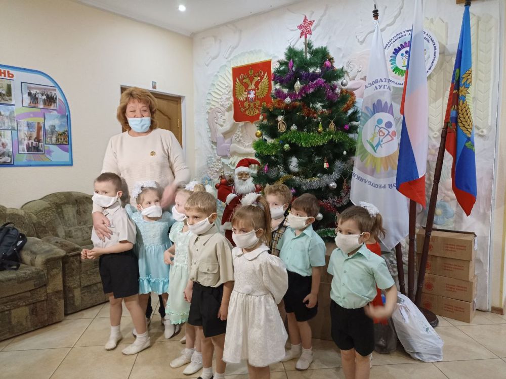 Иностранные журналисты Джон Дуган, Майк Джонс и переводчица Мария Лелянова посетили Луганский детский дом совместно с Министром иностранных дел ЛНР Владиславом Дейнего