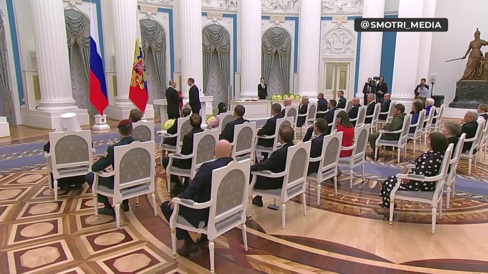 Владимир Рогов: Владимир Путин наградил Орденом за заслуги перед Отечеством I степени Леонида Пасечника