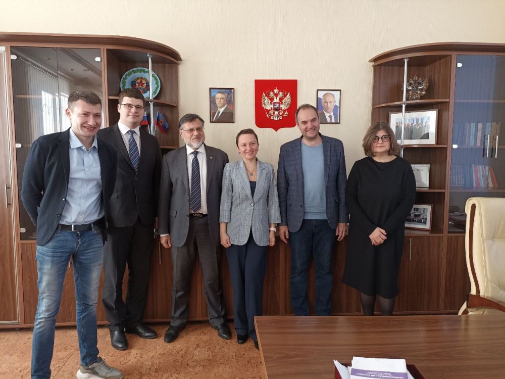 Гости ЛНР — зам. главного редактора журнала "Международная жизнь" Елена Пядышева, профессор кафедры дипломатии...