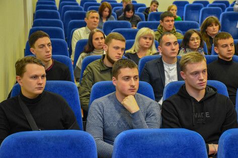 Мирошниченко обсудил с демобилизованными студентами и их родителями вопросы реабилитации