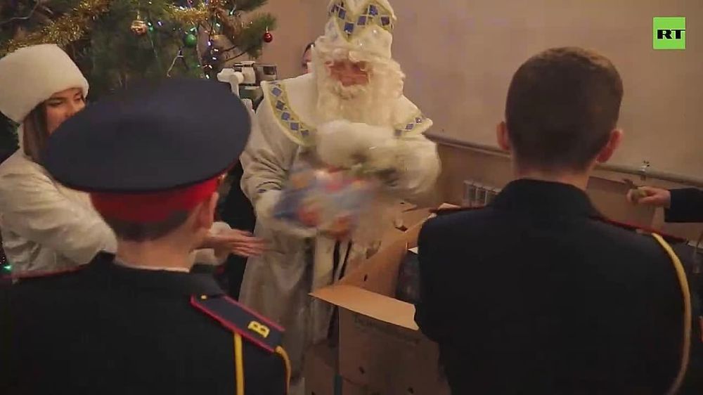 «Здесь есть кадеты, родители которых погибли, защищая земли от укрофашистов, поэтому для них это особая честь — получить погоны офицера российской армии»