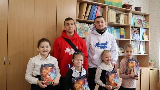Учащиеся луганских школы-интерната и лицея получили подарки в рамках акции "Москва помогает"