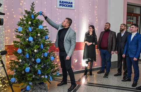 Председатель Народного Совета ЛНР дал старт акции "Елка желаний" в Республике