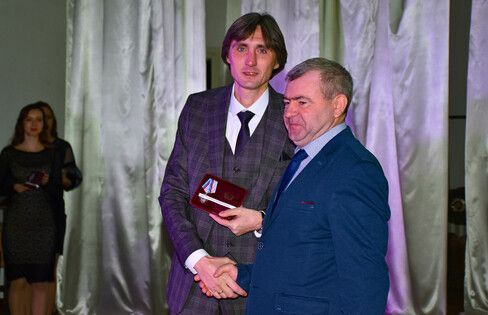 Власти ЛНР ко Дню энергетика удостоили наград специалистов из Республики и компаний РФ