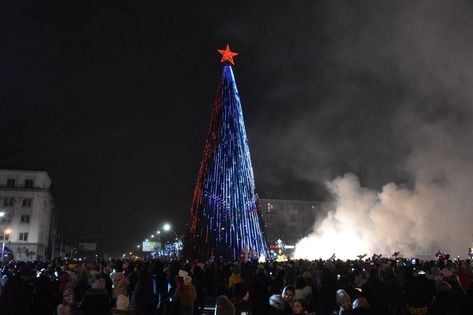 Главная новогодняя елка Республики зажгла огни на Театральной площади Луганска