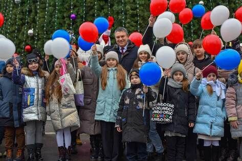 Дети участников спецоперации вместе с врио главы ЛНР посетили главную елку Республики