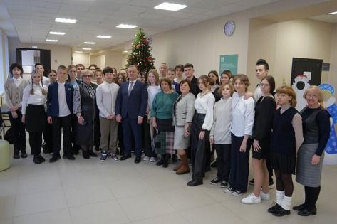 Пилавов передал от Собянина смартфоны ученикам луганского УВК имени Берегового