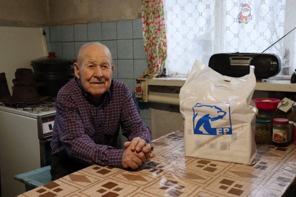 В ЛНР Секретарь Луганского регионального отделения партии «Единая Россия» дал старт традиционной акции «С Новым годом, ветеран!»