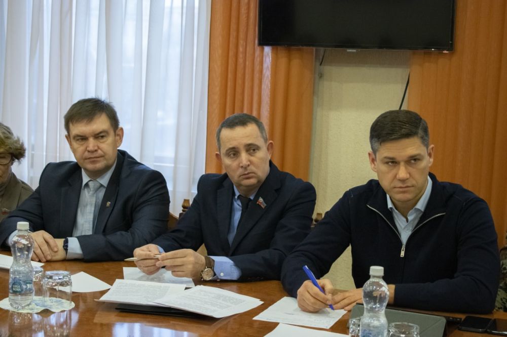 В Луганске прошла встреча депутата Государственной Думы РФ Сергея Алтухова с депутатами Народного Совета ЛНР и предпринимателями республики