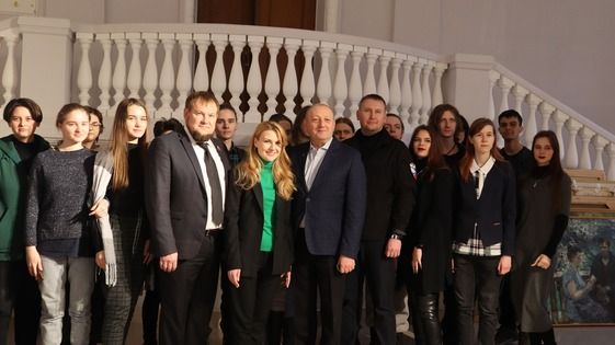 Сенатор РФ передала подарки для художников Республики от академии художеств имени Репина