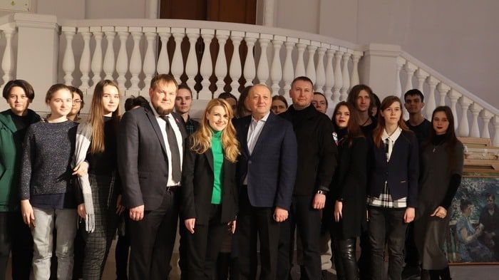 Сенатор от ЛНР в Совете Федерации Дарья Лантратова передала художникам Республики подарки от Санкт-Петербургской академии художеств имени Ильи Репина, сообщила пресс-служба Луганского регионального отделения партии "Единая Россия"