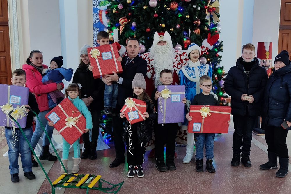 В Стаханове Андрей Губарев поздравил детей, погибших военнослужащих Народной милиции ЛНР, с Новым годом
