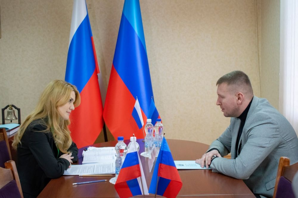 Председатель Народного Совета ЛНР Денис Мирошниченко провел встречу с сенатором Совета Федерации Федерального Собрания...