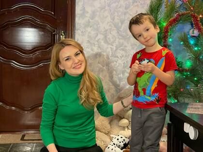 Сенатор РФ от ЛНР в рамках "Елки желаний" исполнила мечты двоих детей из Алчевска