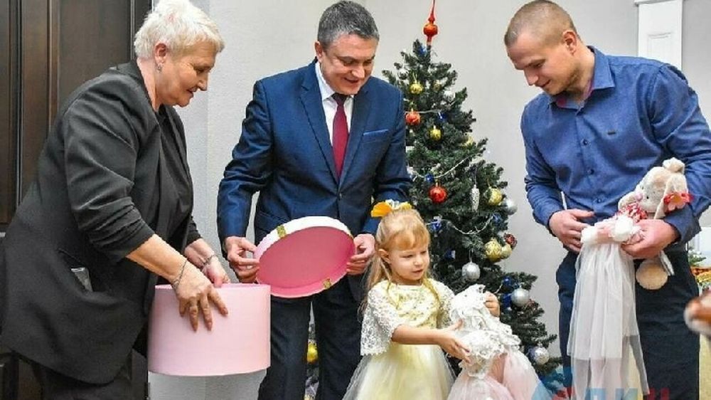 Телефон, велосипед, коллекция машинок и праздничный наряд: Леонид Пасечник исполнил новогодние мечты детей из ЛНР