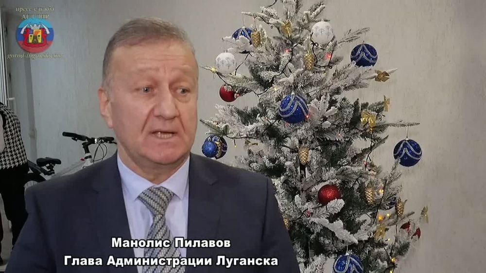 Манолис Пилавов в рамках акции «Елка желаний» вручил подарки 12 юным луганчанам