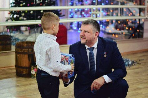 Представители ОП ЛНР вручили новогодние подарки воспитанникам ЛУВО "Восток"