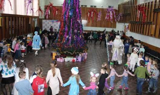 Более тысячи детей членов профсоюзов Республики приняли участие в новогодней елке в ФП ЛНР