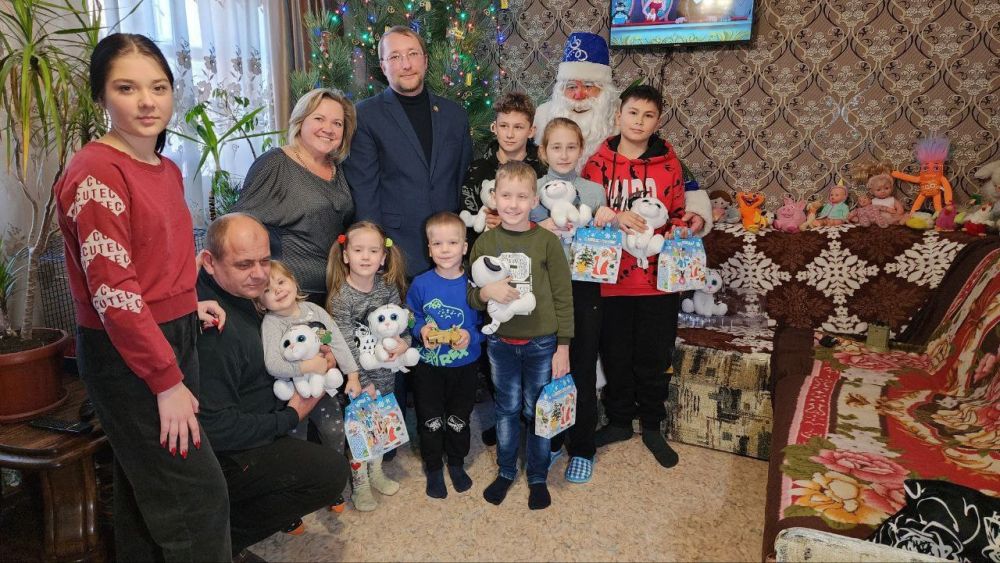 Заместитель министра культуры, спорта и молодежи ЛНР Роман Олексин в рамках всероссийской благотворительной акции «Елка желаний» исполнил мечту пятилетнего Димы из Новопскова, сообщили в МКСМ ЛНР