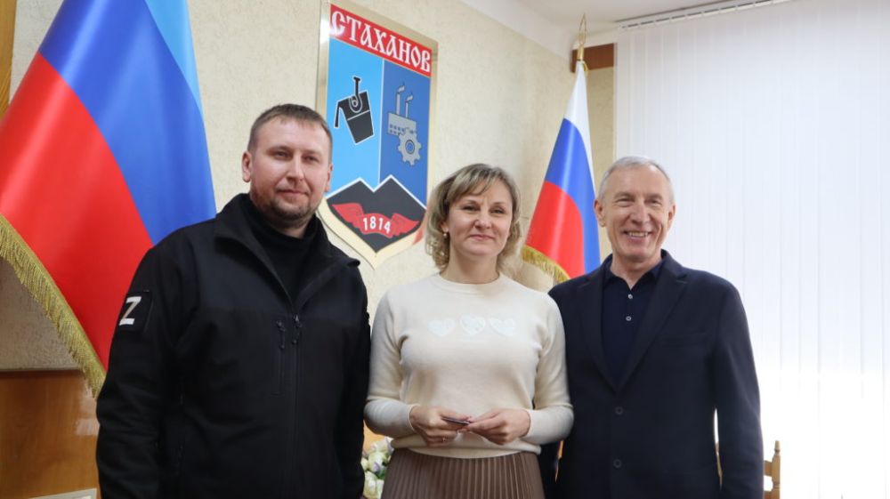 Денис Мирошниченко вручил партийные билеты и обсудил создание местного отделения «Единой России» в Стаханове