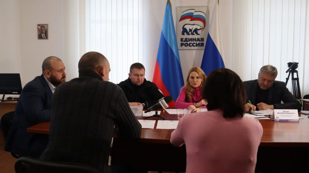 В Луганске сенатор РФ Дарья Лантратова, Председатель Народного Совета ЛНР Денис Мирошниченко и депутат Государственной Думы Дмитрий Вяткин провели прием граждан