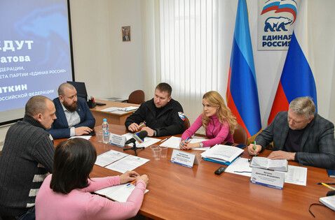 Сенатор и депутат Госдумы на приеме в Луганске обсудили проблемы жителей ЛНР