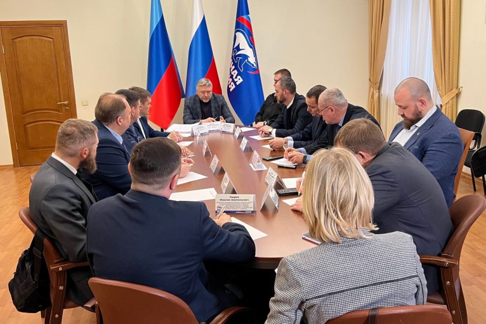 В Луганске состоялась встреча сенатора Дарьи Лантратовой, депутата Государственной Думы Дмитрия Вяткина и членов Президиума Народного Совета ЛНР