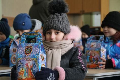 Сотрудники полиции в честь Старого Нового года вручили подарки юным северодончанам