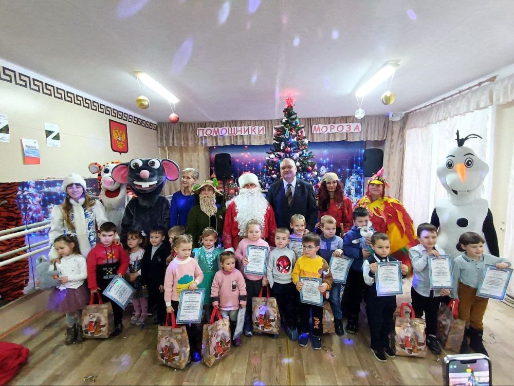 В Луганске наградили победителей конкурса "Помощники Деда Мороза"