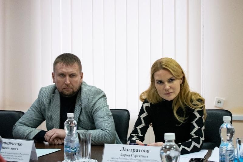 Дарья Лантратова и Денис Мирошниченко обсудили с представителями министерств и ведомств проблемные вопросы в социальной сфере