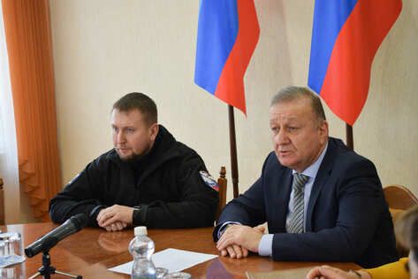 Мирошниченко обсудил с луганчанами создание отделения "Единой России"