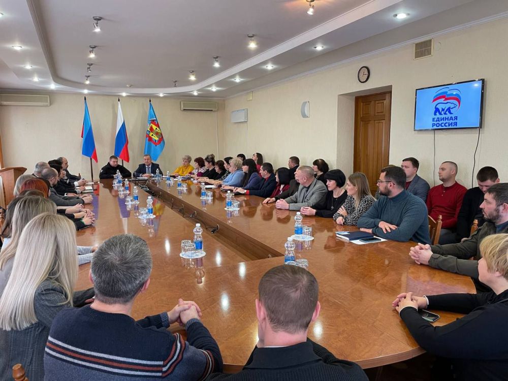 Сегодня приняла участие во встрече Секретаря Луганского отделения «Единой России», Председателя Народного Совета ЛНР Дениса Мирошниченко с Главой Администрации города Луганска Манолисом Пилавовым и активистами Общественного движения «Мир Луганщине»